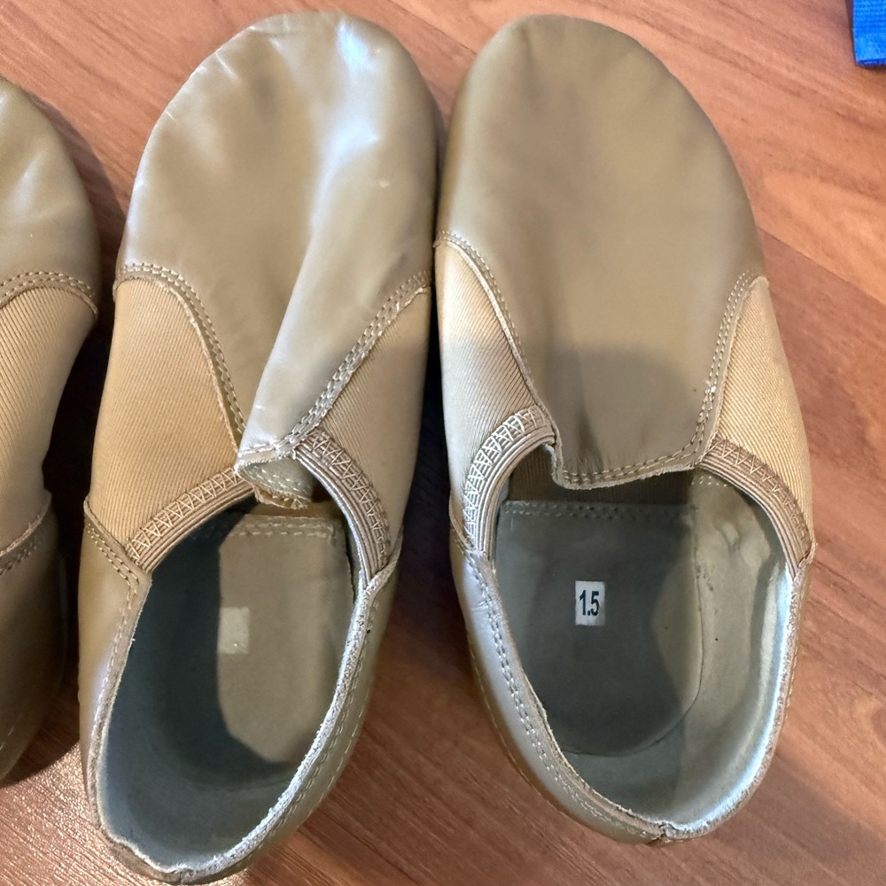 Girls tan jazz shoes 1.5